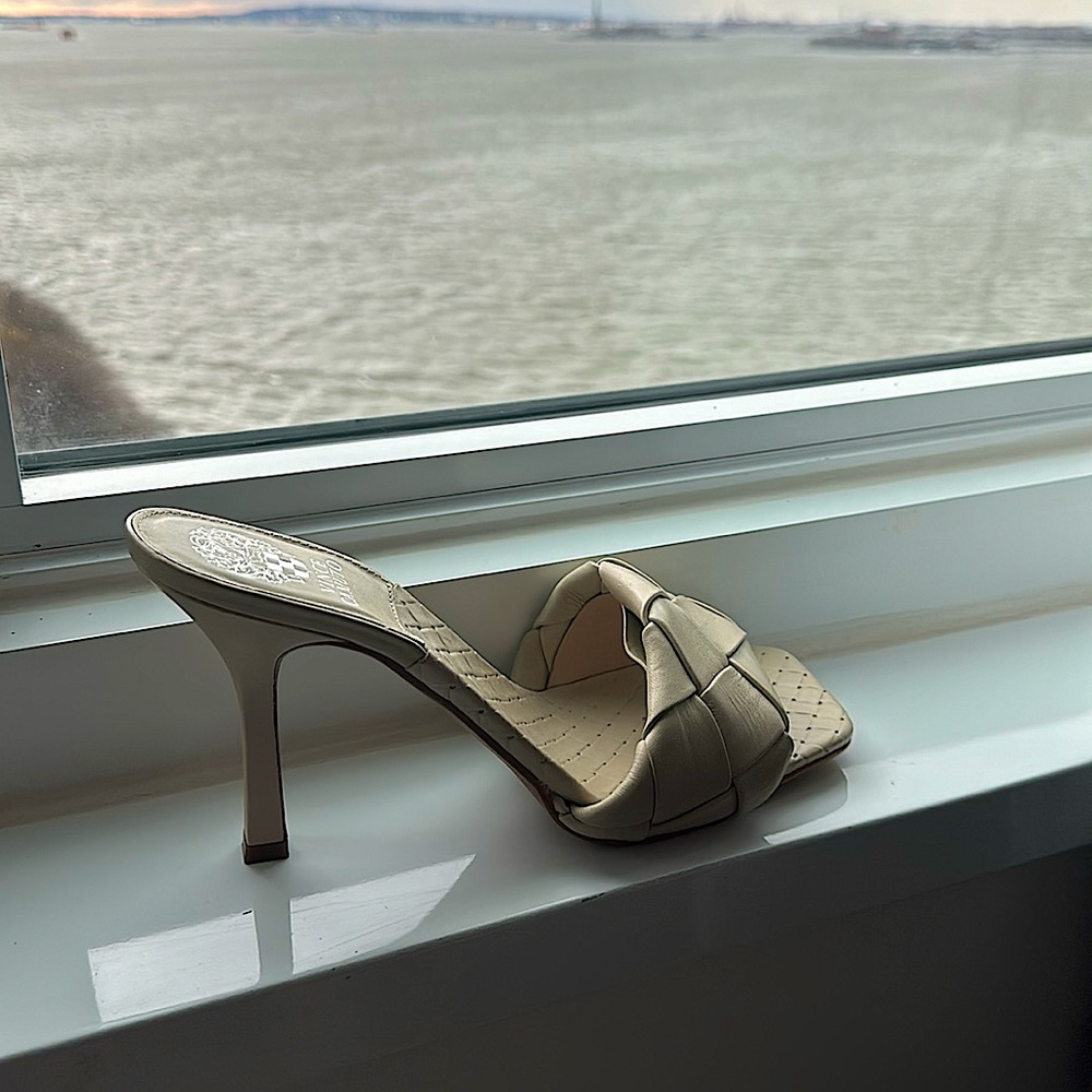 Vince camuto mule in size 10